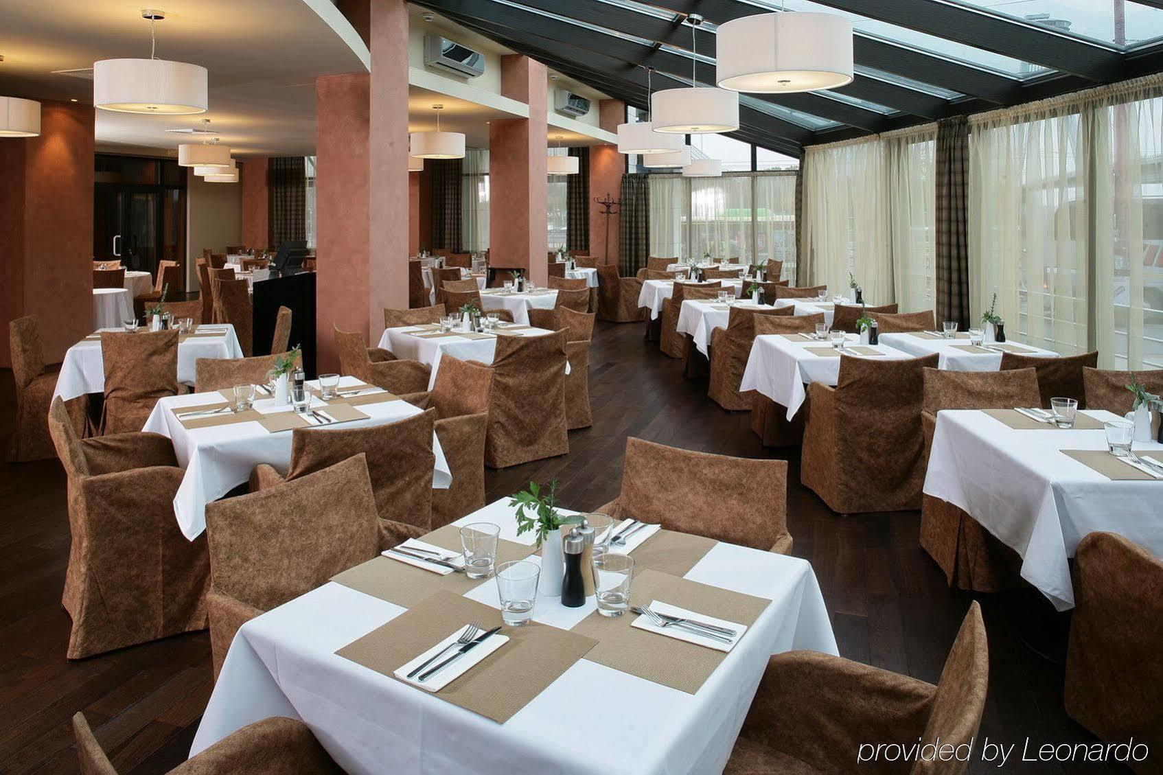 Park By Radisson Danube Готель 4*